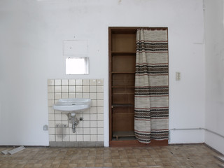 Waschbecken und Regal in einer Fabrik
