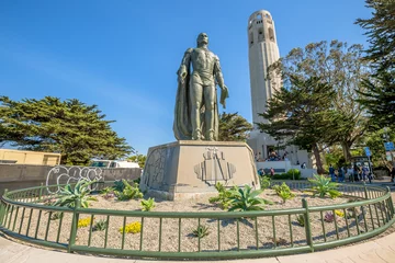 Papier Peint photo Lavable San Francisco The statue of Christopher Columbus and Coit Tower. People lined up to climb the tower to see the city of San Francisco to 365 degrees. North Beach, on Telegraph Hill, California, United States.