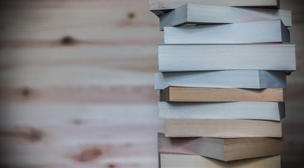 Bücherstapel auf Holzuntergrund, Vignettierung