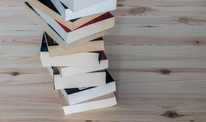 Bücherstapel auf Holzuntergrund