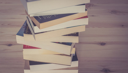 Bücherstapel auf Holzuntergrund, Vignettierung