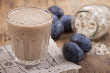 Cleansing  smoothie of  prune  with oats
