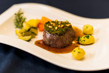 Hirschsteak mit Kartoffen und Gemüse