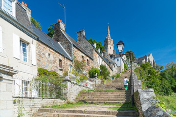 Häuser und Treppe an der Kirche Brevelenez, Lannion, Bretagne, Frankreich