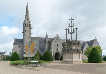 Pfarrhof, Kirche und Kalvarienberg in Plougonven, Bretagne, Frankreich