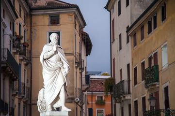 Fototapeta premium Night view of the statue of the famous Renaissance architect Palladio and palaces in the background, Vicenza