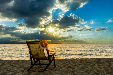 Stuhl am Strand, Sonnenaufgang