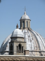 Fototapeta na wymiar Cupola e cupoletta di chiesa 