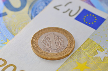 1 TL on euro banknotes