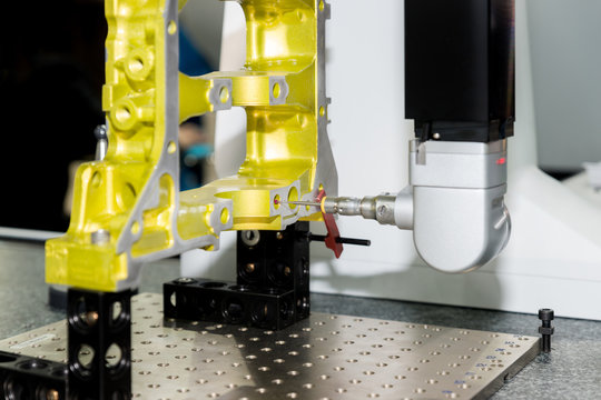 5-axis measurement operator inspection dimension aluminium.