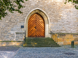 Seitenportal einer Kirche