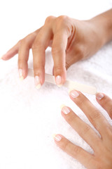 plan serré d'une femme qui lime ses ongles 