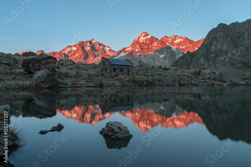 500_F_128277257_nNNqyfAfE9vEbtulNPh8S3EHLLfRnYHR.jpg