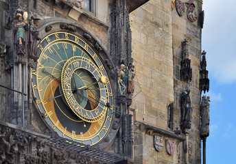Vista de Praga, iglesia de Nuestra Señora del Tyn y reloj astronómico