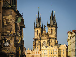 Fototapeta na wymiar Vista de Praga, iglesia de Nuestra Señora del Tyn y reloj astronómico