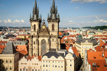Fototapeta premium Vista de Praga, iglesia de Nuestra Señora del Tyn y reloj astronómico