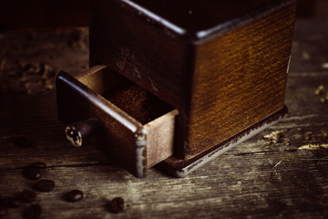 Alte Kaffeemühle und gemahlener Kaffee