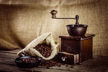 Röstpfanne, Kaffeemühle und viele Bohnen auf einem Tisch