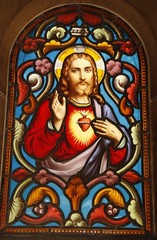 Fototapeta na wymiar Cœur du Christ, vitrail d'un caveau du Cimetière de Passy à Paris