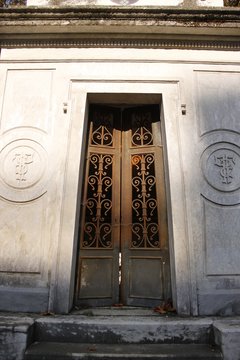 Porte d'un caveau du Cimetière de Passy à Paris
