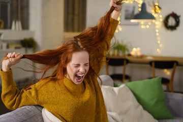 frau schreit und rauft sich die haare