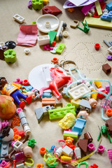 Obraz na płótnie Canvas Unordnung im Kinderzimmer - Karton mit Bausteinen und anderen Kleinteilen 
