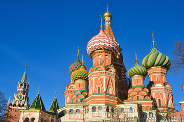Храм Василия Блаженного в Москве и Спасская башня Московского Кремля