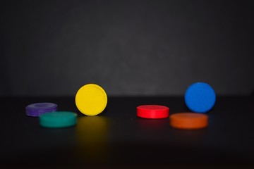 pastiglie di acquerelli colorate su sfondo nero