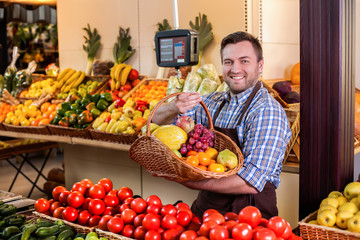 Seller suggests to buy ripe fruits.