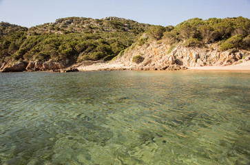 In Sardegna mare e cielo, acqua e rocce, acqua limpida, sole sull'isola.