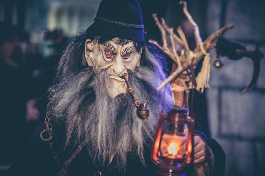 Perchten bei einem Perchtenlauf im Advent