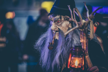 Obraz premium Perchten bei einem Perchtenlauf im Advent