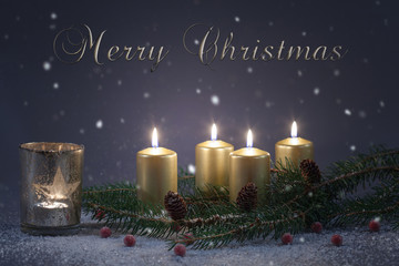Weihnachtskarte mit vier goldenen Kerzen auf Tannenzweig und englischem Text