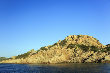 Fototapeta na wymiar In Sardegna mare e cielo, acqua e rocce, acqua limpida, sole sull'isola.
