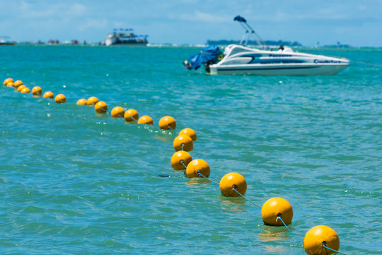 lanchas y boyas amarillas  en el mar