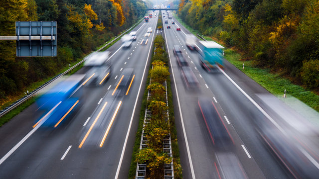 Fototapeta Autobahn mit Autos und LKW im Herbst