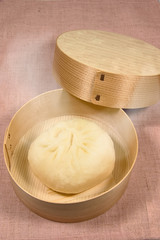 湯気が立ち上るあつあつ豚まん