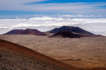 Fototapeta na wymiar Landscape view of volcanic craters above clouds at Mauna Kea, Hawaii