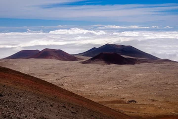 Tuinposter Landscape view of volcanic craters above clouds at Mauna Kea, Hawaii © Martin M303