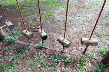 一本吊り丸太のアスレチック