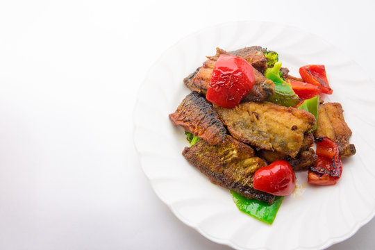 揚げ秋刀魚と彩り野菜のカレーソテー