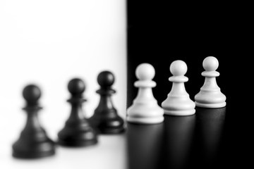 Scacchi fotografati su una scacchiera