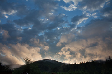 Obraz na płótnie Canvas clouds in the mountins