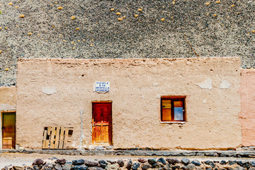 School built in adobe with poster of "School 116 Antofalla, Cata