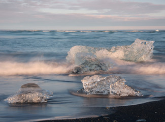 Eisberge aus dem Gletschersee  Jökulsárlón  am angrenzenden schw