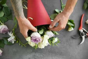 Crédence de cuisine en verre imprimé Fleuriste Male florist making bouquet at flower shop