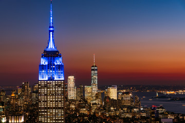 Fototapeta na wymiar エンパイアステートビルのライトアップとニューヨークの夜景