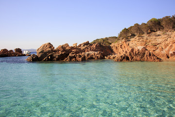 Stintino, in Sardegna mare e cielo, acqua e rocce, acqua limpida, sole sull'isola.   