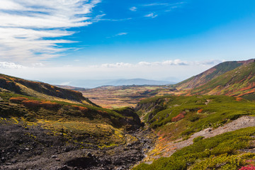 Obraz premium Hiking trail down ravine and rolling hills in Daisetsuzan, Hokkaido, Japan