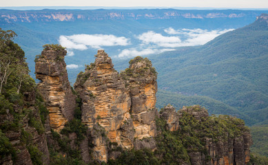 Fototapeta na wymiar Three sisters rock formation the spectacular landscape of Blue mountains in New South Wales, Australia.